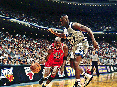 这就是NBA状元吗！球迷背打维金斯纹丝不动 嘴哥进攻说扣就扣